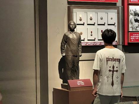 一些人站在门前描述已自动生成 一些人站在门前描述已自动生成