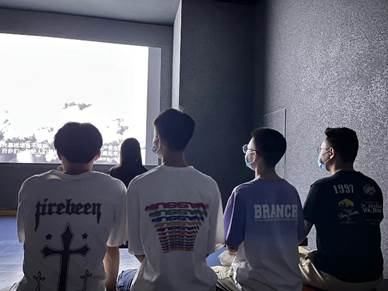 男人们站在一起描述已自动生成