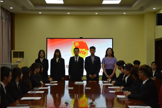 一群人站在台上演讲描述已自动生成,一群人正在聊天描述已自动生成,会议室里的人们描述已自动生成