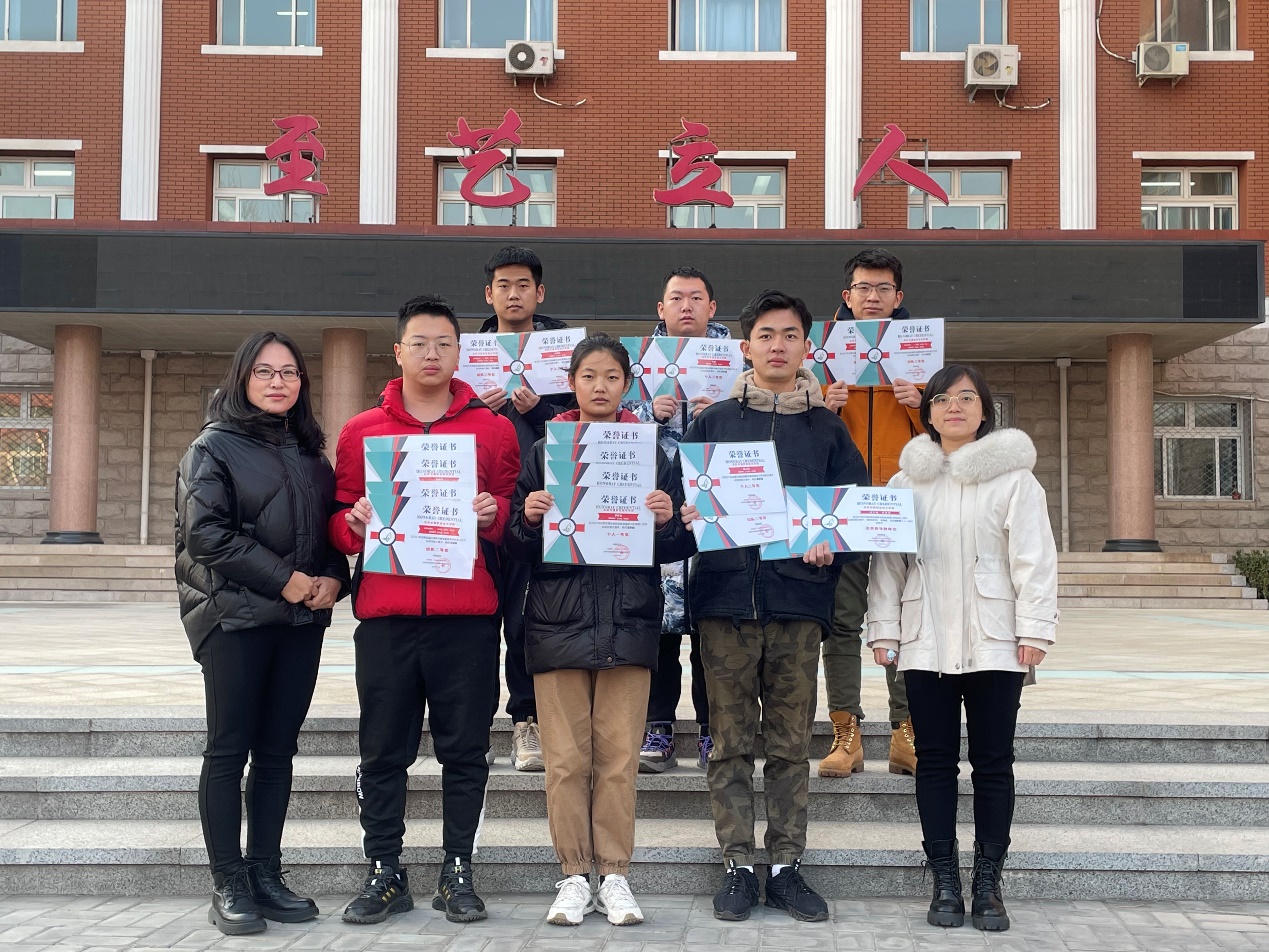 说明: 一群年轻人在街道上描述已自动生成