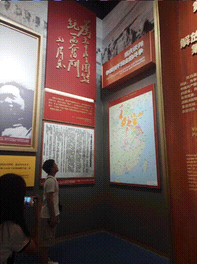 19,墙上贴着海报描述已自动生成 19,墙上贴着海报描述已自动生成